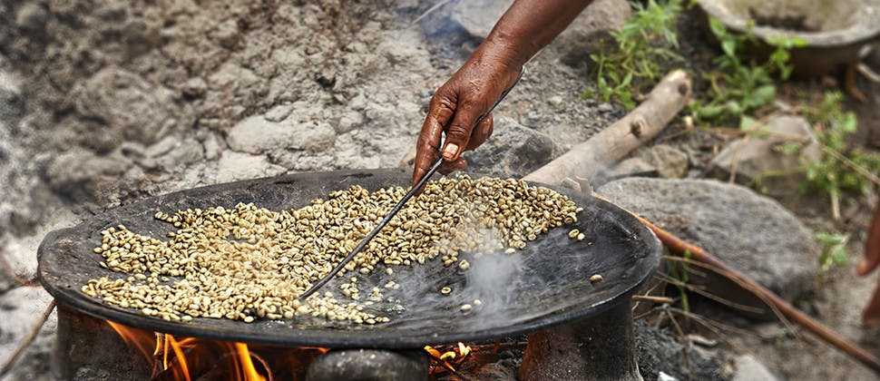 Griller des grains de café en Ethiopie