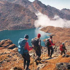 Gruppe von Bergwanderern auf dem Weg zu einem See