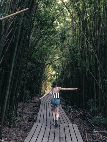 Jeune femme marchant sur la Pipiwai trail à Maui, Hawaï
