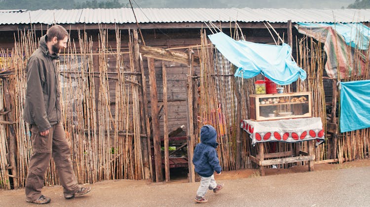 Un homme et son enfant devant des boutiques à Ranomafana à Madagascar