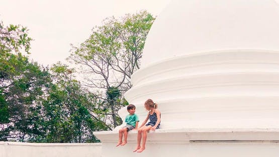 Visitando templos en Sri Lanka en familia