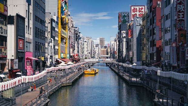 Vue sur le quartier de Dontombori traversé par le canal