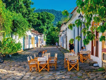 Ristorante in una delle strade coloratissime di Paraty