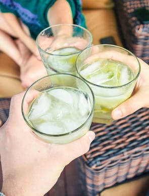 Amis trinquant avec des verres de caipirinha