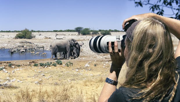 Femme photographiant des animaux en Tanzanie