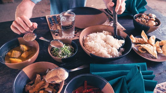 Probar la comida local en los viajes