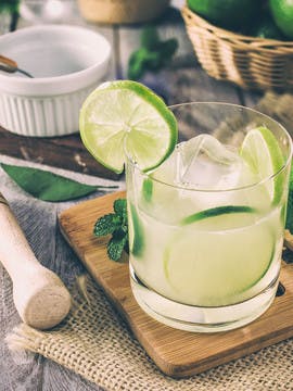 Verre de caipirinha avec ses ingrédients