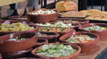 Le buffet d'un restaurant por kilo