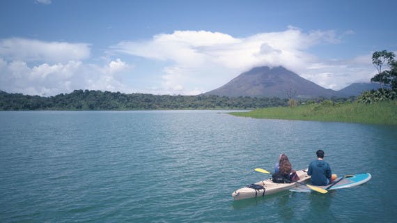 Couple en kayak sur le lac Arenal