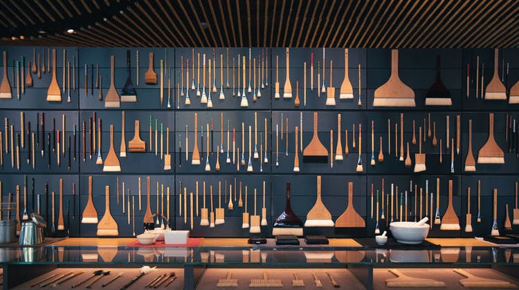 Mur de pinceaux, intérieur de la boutique Pigment à Tokyo