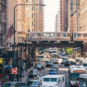 Rue de Chicago traversée par le métro aérien