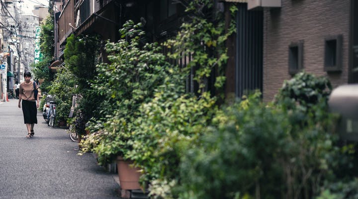 Une femme marchant dans une petite rue de Tokyo