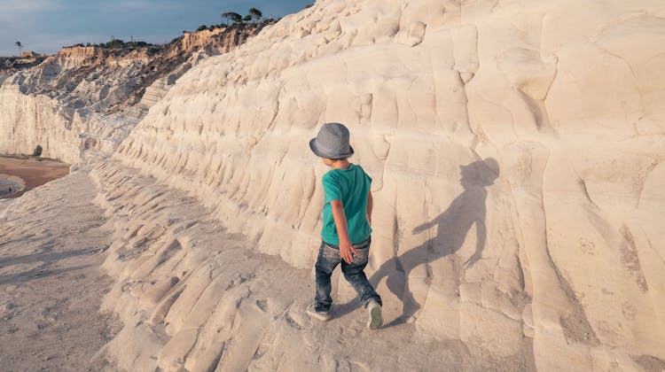 Un enfant sur les Scala dei Turchi à Agrigente