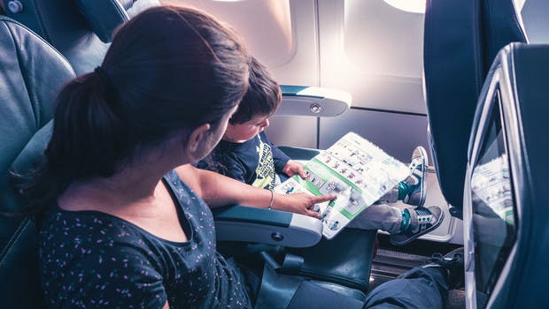 En el avión con los niños