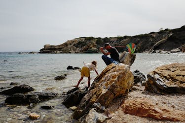 Famille passant des vacances de Pâques sur mesure sur la côte en Grèce.