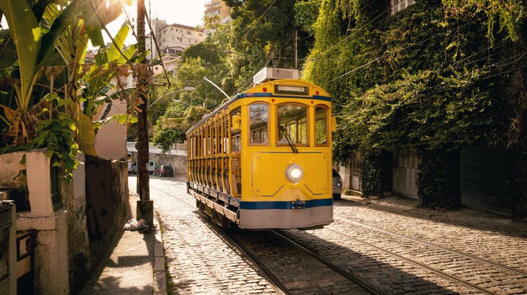 Un tramway dans une rue de Santa Teresa à Rio