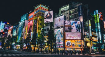 Vue nocturne de Akihabara à Tokyo