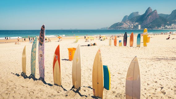 Planches de surf sur la plage d'Ipanema