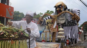 Procesión en la fiesta de Nyepi en Bali : una experiencia para vivir en familia