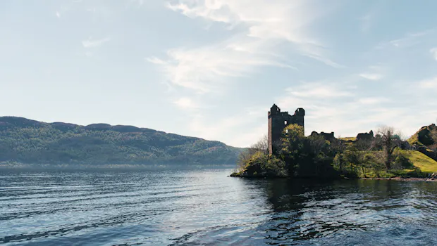 Der See Loch Ness in Schottland