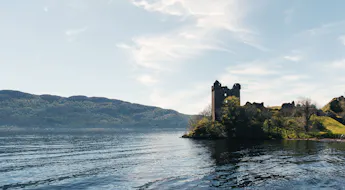 Der See Loch Ness in Schottland