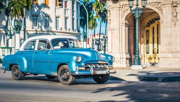 Vielle voiture dans les rues de La Havane