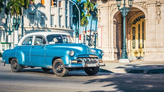 Vielle voiture dans les rues de La Havane