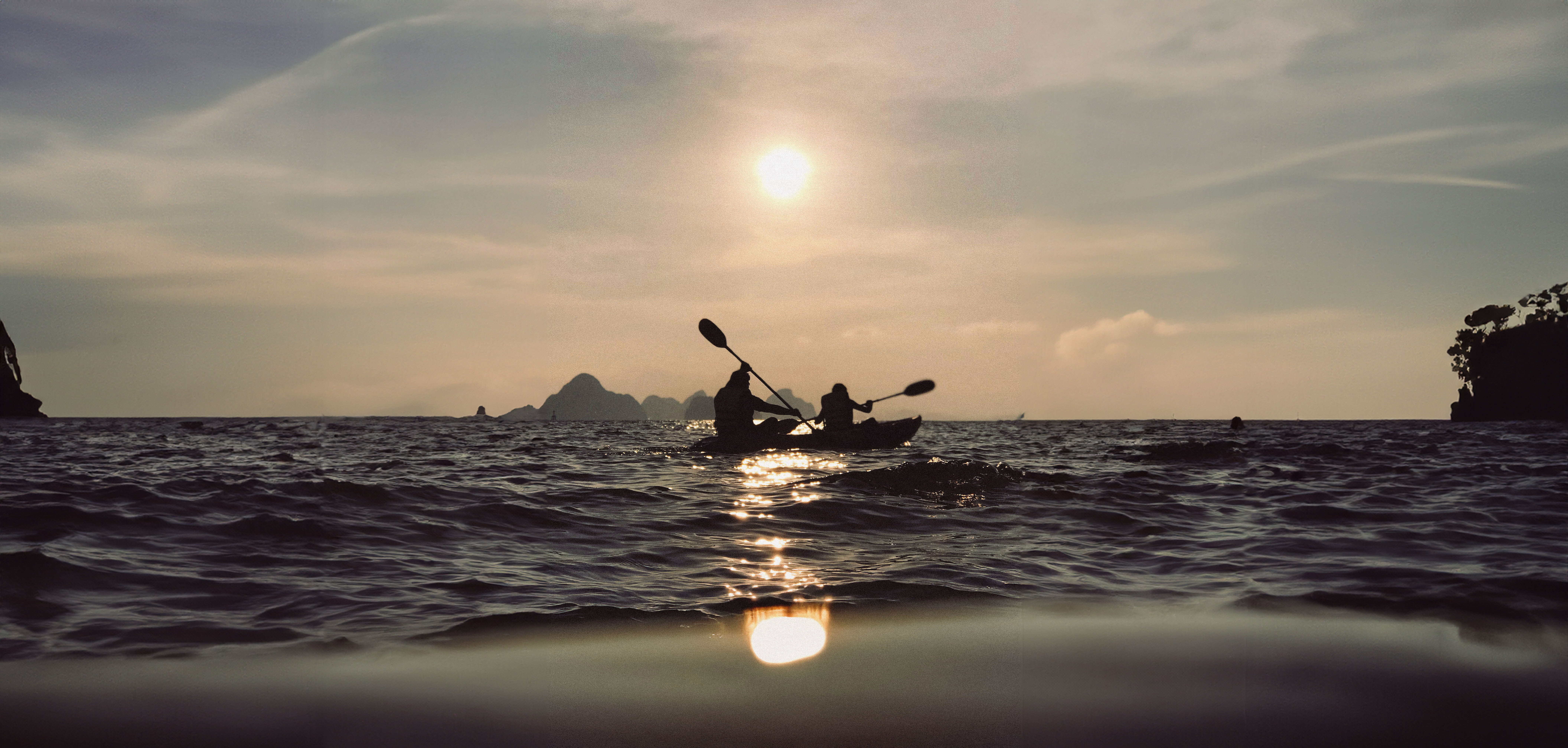 Un couple faisant un tour en kayak