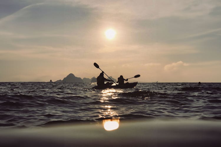 Un couple faisant un tour en kayak