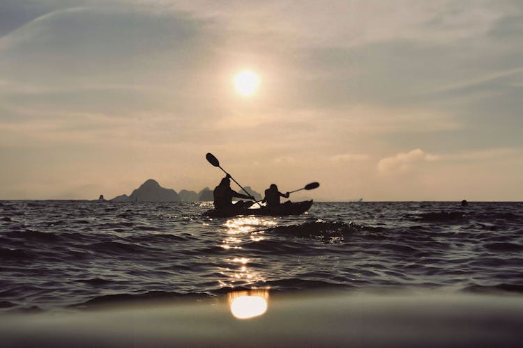 Un couple faisant un tour en kayak
