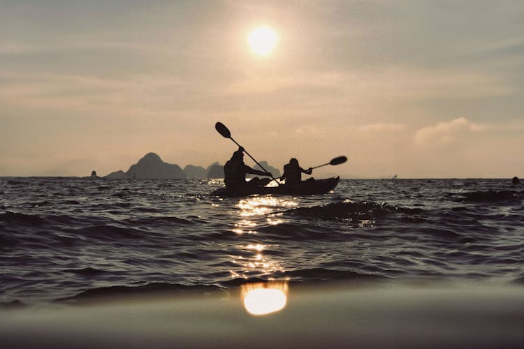 Un couple faisant un tour en kayak