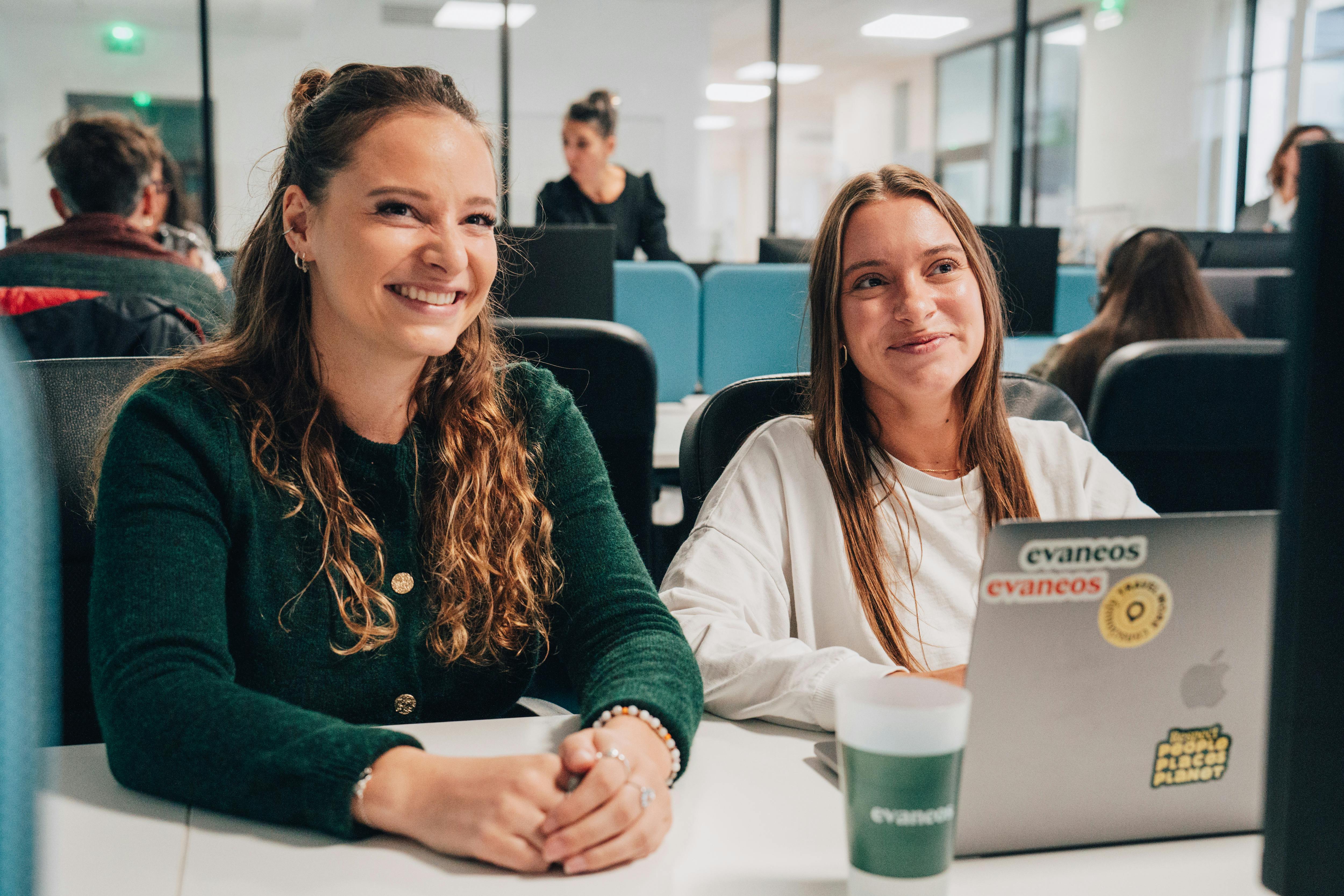 chicas en la oficina