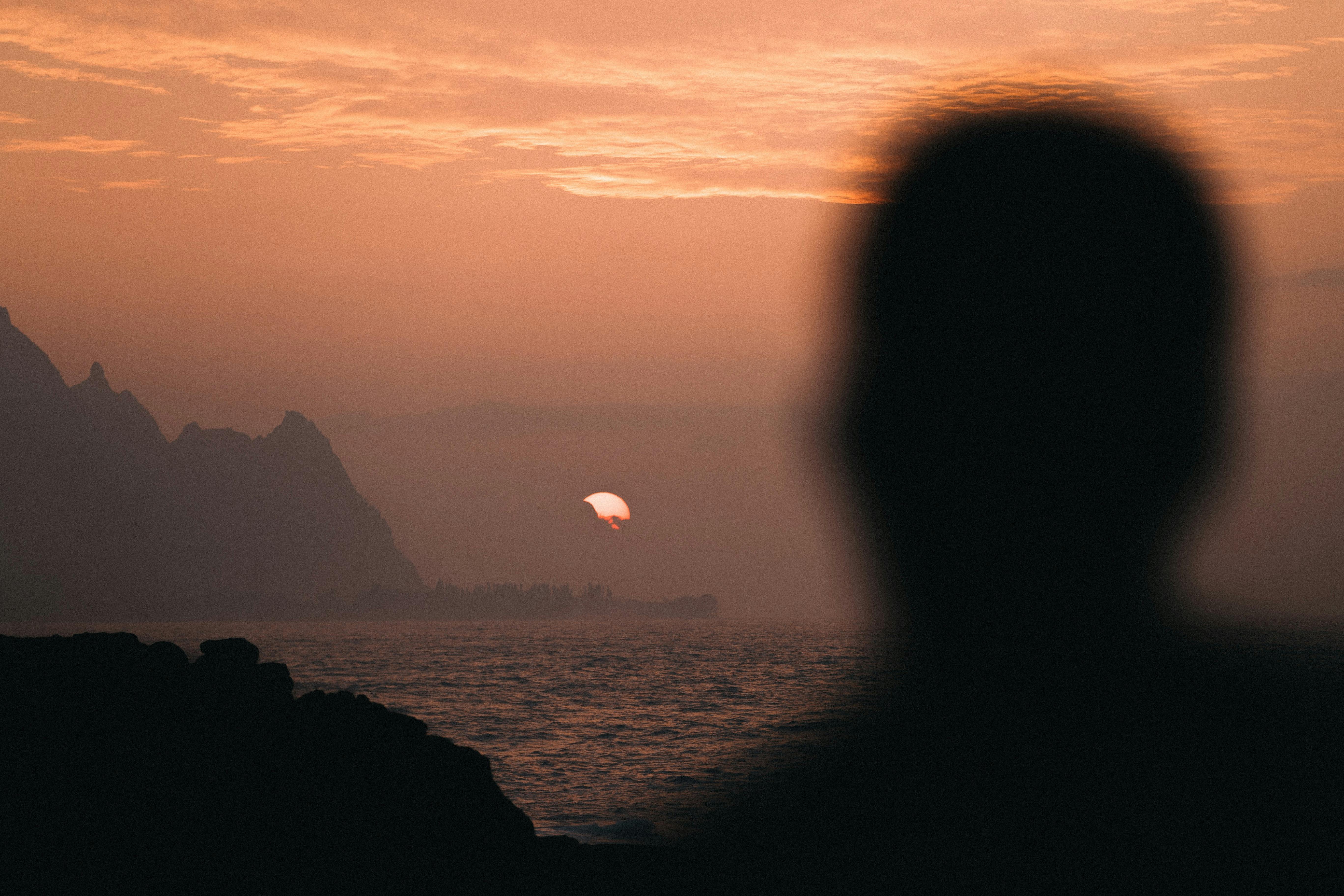 hombre y atardecer sobre el mar