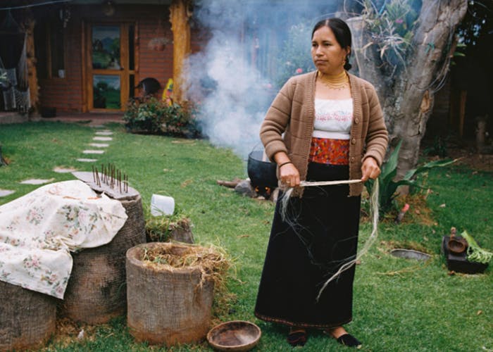 mujer en un jardín