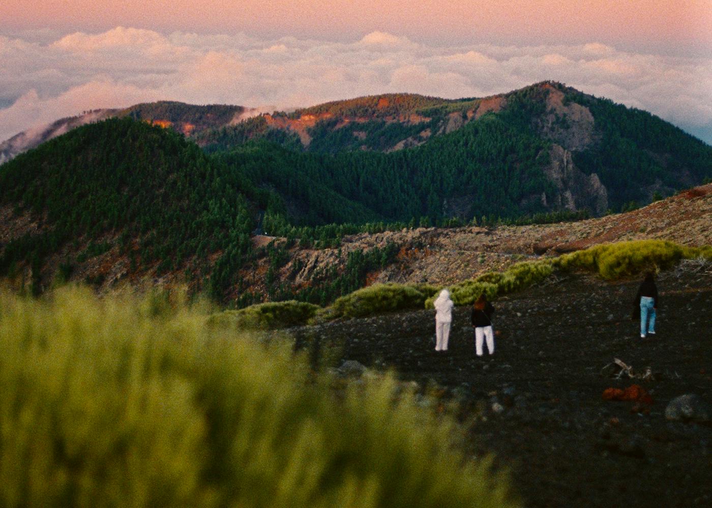 personnes sur une montagne