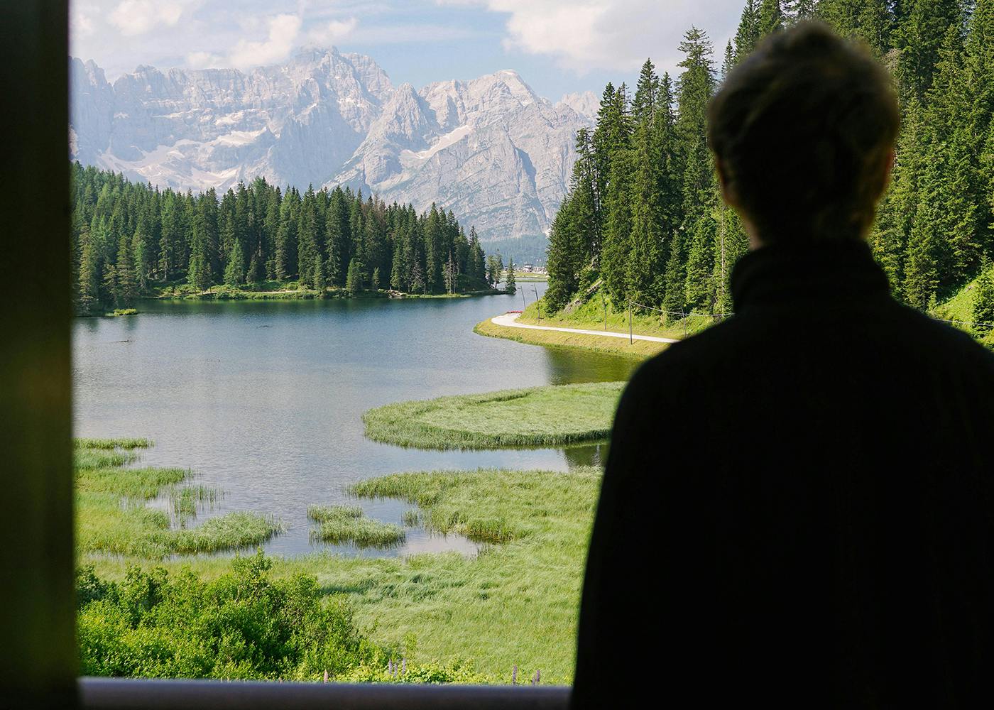 personne de dos, devant un lac