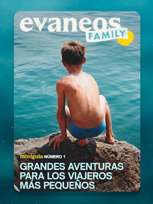 Niño agachado sobre una roca a la orilla del agua