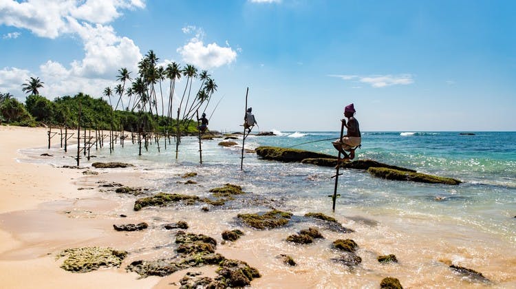 Spiaggia di Mirissa e i pescatori tipici dello Sri Lanka