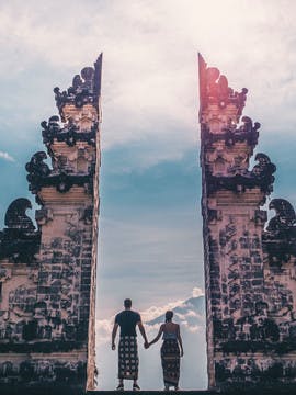 Couple dans un temple balinais