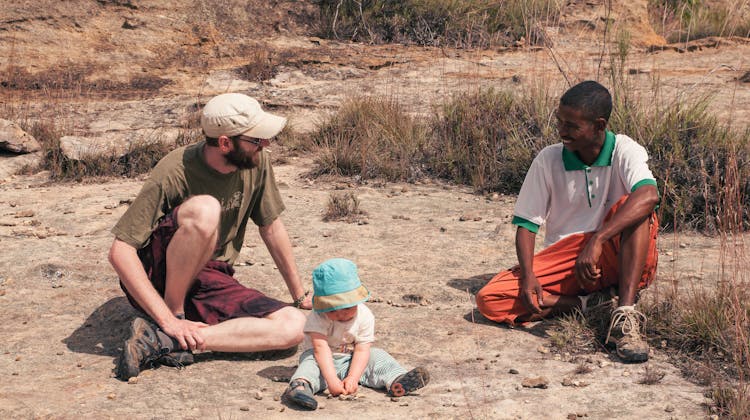 Un homme, son enfant et un guide au Parc National de l'Isalo à Madagascar