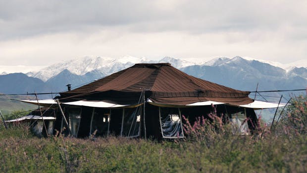 L'une des tentes du Norden Camp avec les sommets himalayens en arrière-plan