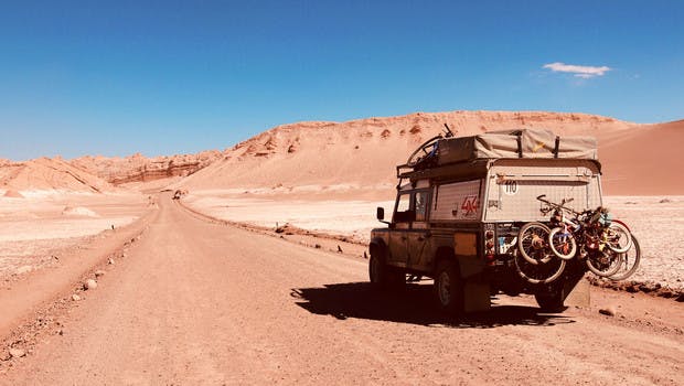 En 4x4 atravesando el desierto de Atacama en familia
