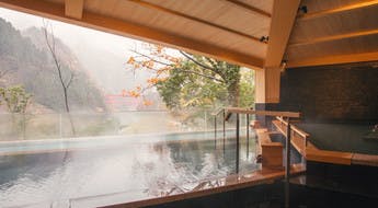 Onsen japonais avec vue sur une vallée