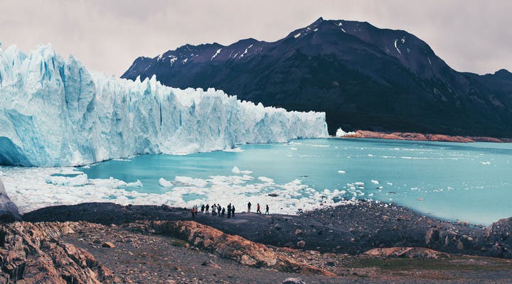 Exploration en groupe du glacier Perito moreano en Patagonie argentine