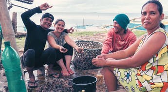 Encuentro con pescadores filipinos en un viaje en familia