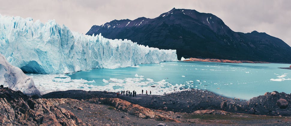 Exploration en groupe du glacier Perito moreano en Patagonie argentine