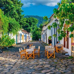 Ristorante in una delle strade coloratissime di Paraty