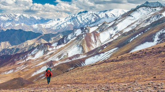 Randonneur dans les montagnes du Ladakh.