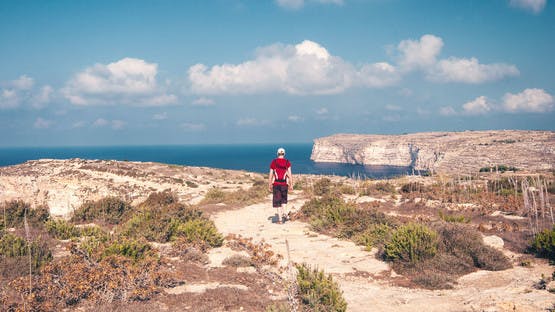 Marcher sous le soleil avec un enfant