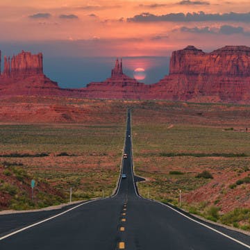 Ruta a través de Monument Valley con el atardecer al fondo